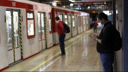 Metro cierra una de sus estaciones debido a manifestaciones en el centro de Santiago