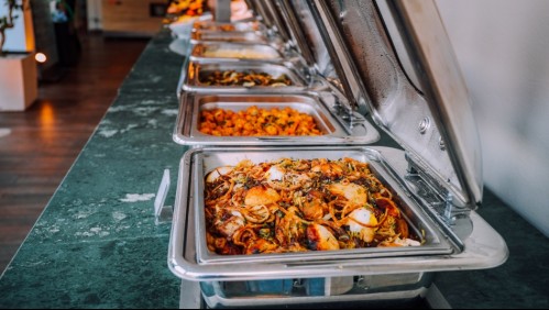 '¿Es un defecto comer mucho?': Le prohíben la entrada a un cliente por comer demasiado en un buffet