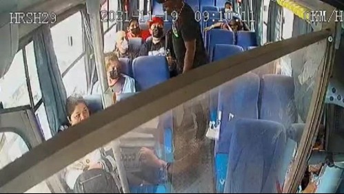 Video muestra cómo asaltan e intimidan con un arma a pasajeros de un bus: Uno de los delincuentes fue detenido