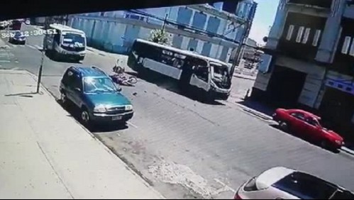Video muestra golpe de microbus a motociclista y posterior choque en Valparaíso