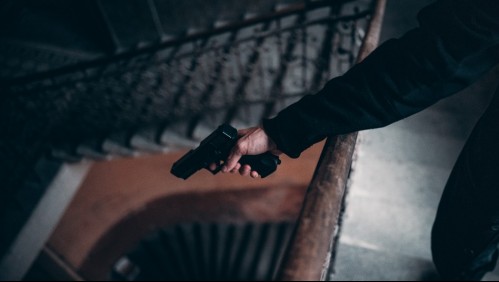 Acusaron a su hijo de femicidio, protestaron en su casa y disparó a manifestantes: Mató a una embarazada