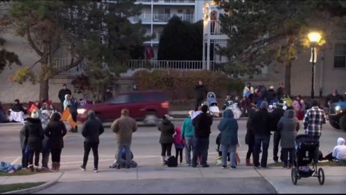 Video registra irrupción del auto protagonista del mortal atropello masivo en desfile navideño de EEUU