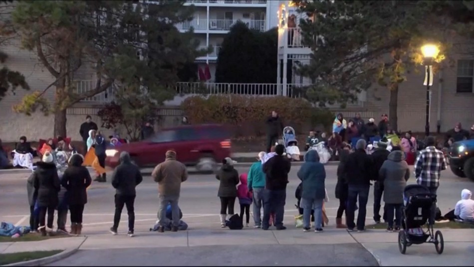 Video registra irrupción del auto protagonista del mortal atropello masivo en desfile navideño de EEUU