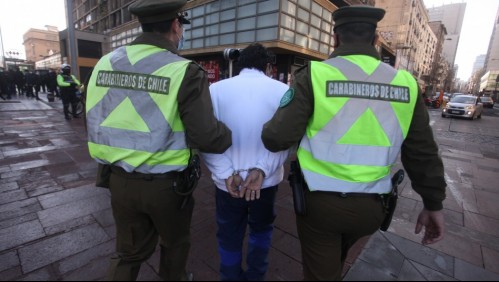 Detención ciudadana a presunto secuestrador de niños en Maipú: Lo amarraron a un árbol y fue entregado a Carabineros