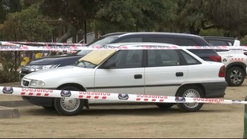Encuentran a mujer muerta con una herida cortopunzante en el pecho al interior de un auto
