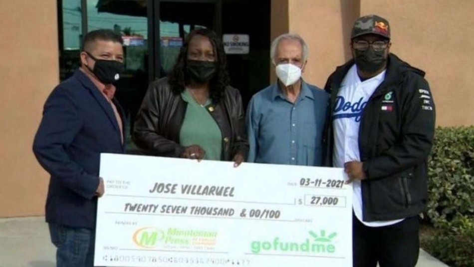 estudiante-le-entrega-millonario-cheque-a-profesor-que-vivia-en-un-auto