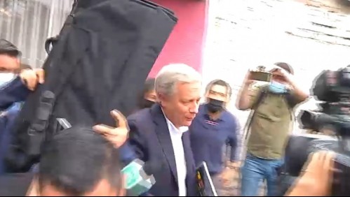 El momento de la salida de José Antonio Kast de Lo Espejo luego manifestación vecinal en su contra