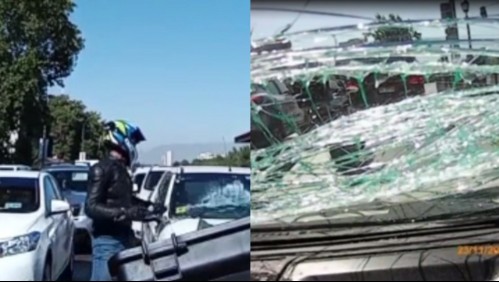 'Me chocó atrás y se hace la h...': video capta a motociclista rompiendo a cadenazos el parabrisas a conductora