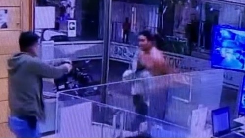 Falsos compradores de celular asaltan a mujer pero terminan detenidos: sujeto intentó escapar rompiendo ventanal