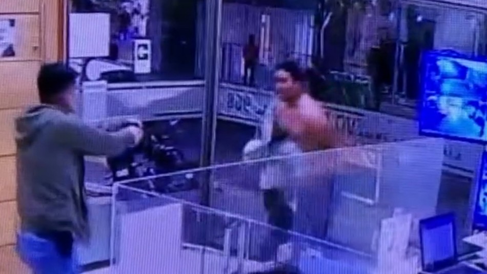 Falsos compradores de celular asaltan a mujer pero terminan detenidos: sujeto intentó escapar rompiendo ventanal Falsos compradores de celular asaltan a mujer pero terminan detenidos: sujeto intentó escapar rompiendo ventanal