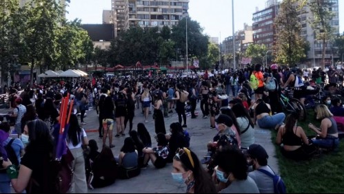 Marcha por el Día de la Eliminación de la Violencia contra la Mujer generó desvíos en el centro de Santiago