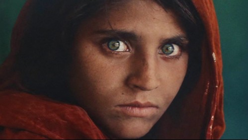 El esperanzador presente de la recordada 'niña afgana' 36 años después de convertirse en un símbolo a nivel mundial