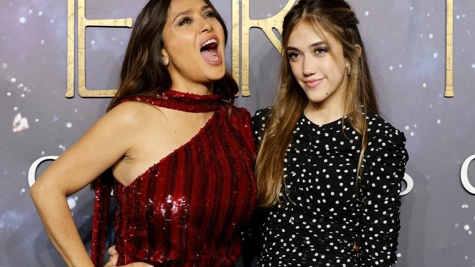 El lujoso y millonario estilo de la hija de Salma Hayek: Un mini vestido negro de plumas y botas El lujoso y millonario estilo de la hija de Salma Hayek: Un mini vestido negro de plumas y botas