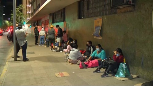 Padres duermen a las afueras de la Seremi: Largas filas para postulación escolar para el año 2022