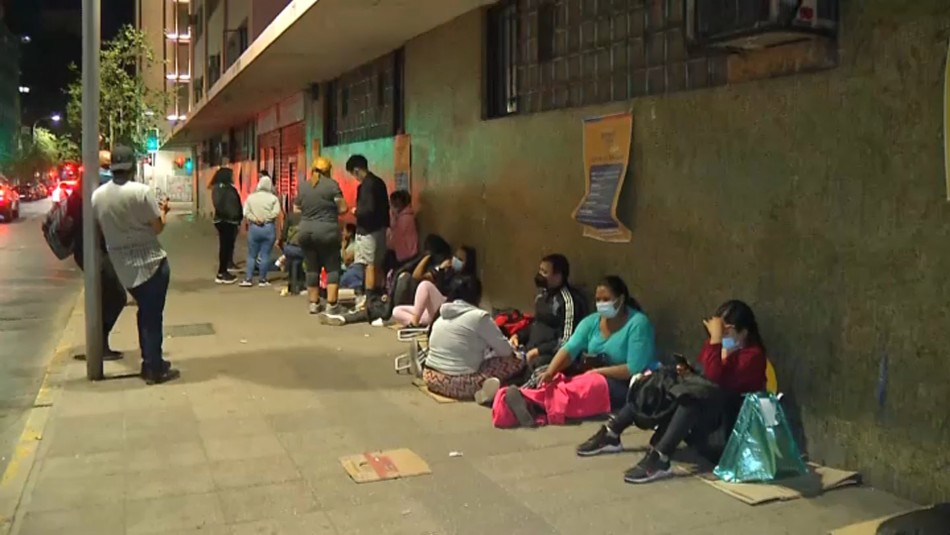 Padres duermen a las afueras de la Seremi: Largas filas para postulación escolar para el año 2022 Padres duermen a las afueras de la Seremi: Largas filas para postulación escolar para el año 2022