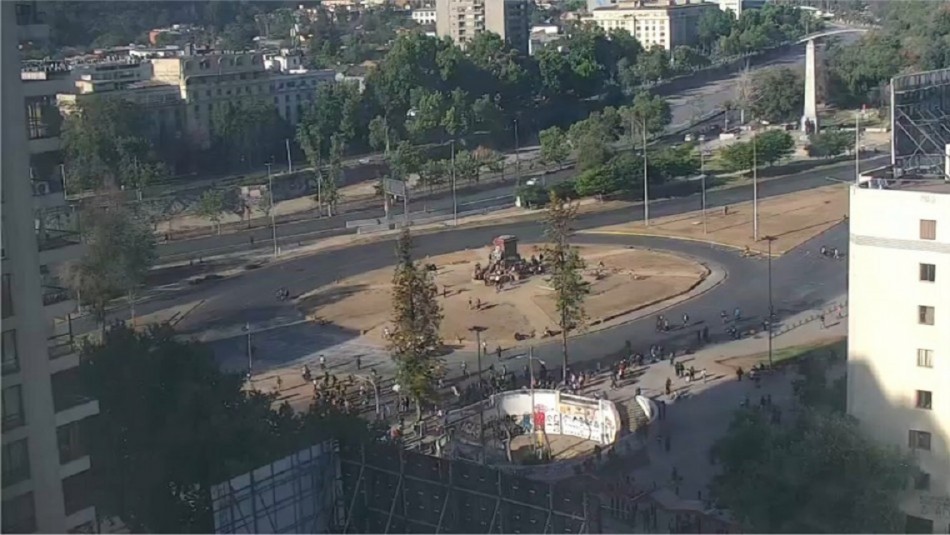 Nuevas manifestaciones en Plaza Italia generan cortes de tránsito y cierre de accesos de estación de Metro Nuevas manifestaciones en Plaza Italia generan cortes de tránsito y cierre de accesos de estación de Metro