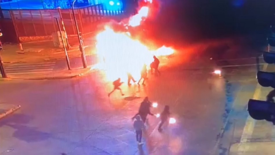 Cerca de 30 encapuchados atacan con bombas molotov y queman buses del transporte público en Peñalolén Cerca de 30 encapuchados atacan con bombas molotov y queman buses del transporte público en Peñalolén