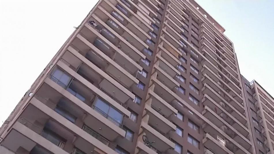 Edificio de Santiago sufrió tres robos en un mismo día: una de las víctimas fue agredida físicamente Edificio de Santiago sufrió tres robos en un mismo día: una de las víctimas fue agredida físicamente
