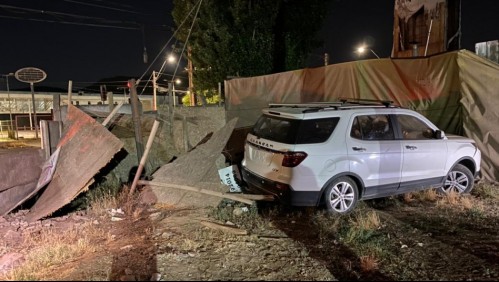 Supuesto funcionario público en estado de ebriedad choca una casa, pide permiso para ir al baño y escapa del lugar