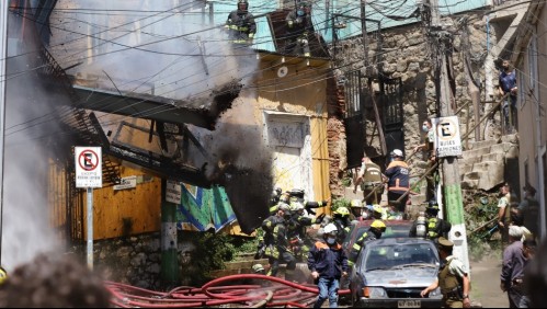 Por centímetros: bomberos se salvaron 'de milagro' de derrumbe por incendio en Valparaíso