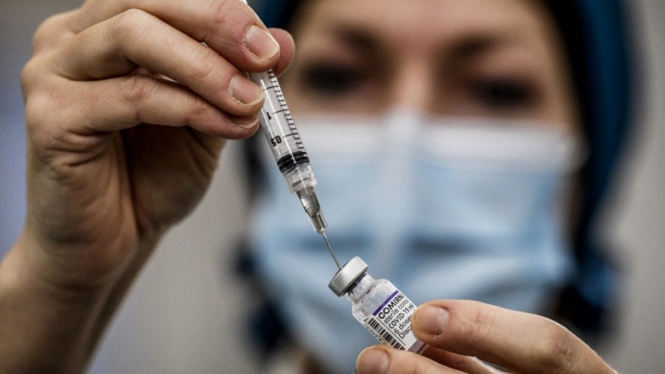 Pfizer ya trabaja en una versión de la vacuna anticovid contra la variante Ómicron y anuncia cuándo estará lista