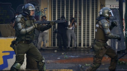 Decretan prisión preventiva para dos Carabineros acusados de disparar contra ocho personas durante el estallido social