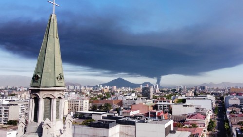 Columna de humo derivada de incendio en Quilicura se observa desde distintos puntos de la RM