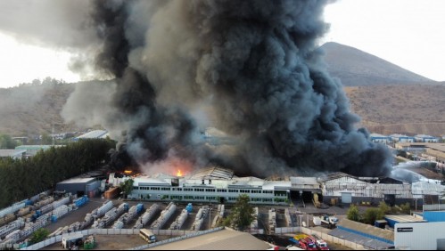 Al menos 6 comunas suspenden clases por violento incendio en bodegas de Quilicura