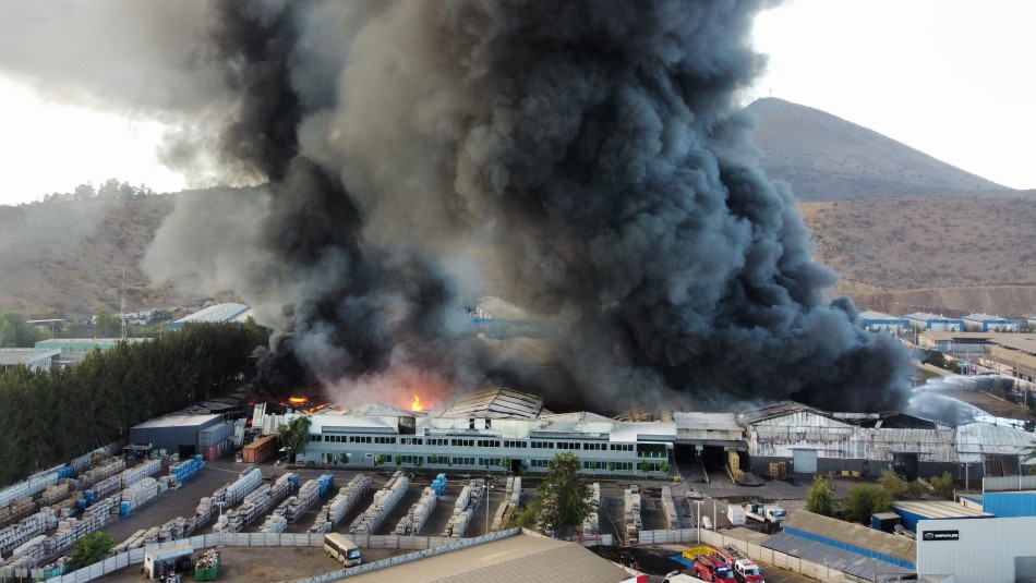 Al menos 6 comunas suspenden clases por violento incendio en bodegas de Quilicura