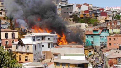 Cerca de 10 casas afectadas por incendio en Cerro Mariposas de Valparaíso