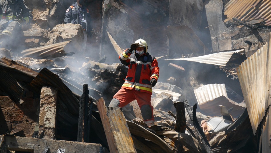 Intensa búsqueda de adulta mayor desaparecida desde el incendio en Cerro Mariposas de Valparaíso