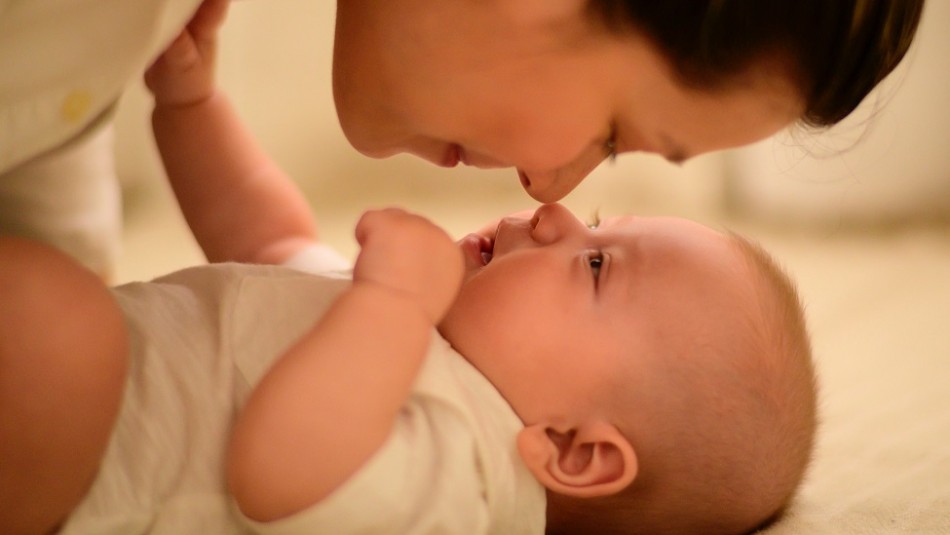 Mayor protección y menor agresividad: Así influye el olor que emanan los bebés en sus padres