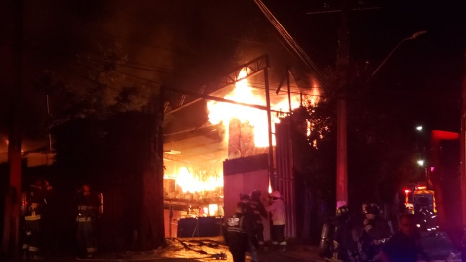 Incendio afectó a bodegas en Peñalolén: Ocho compañías de bomberos trabajaron en la emergencia