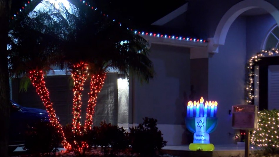 Familia adorna su casa con luces de Navidad y vecinos amenazan con multa de USD 100 diarios por ponerlas 