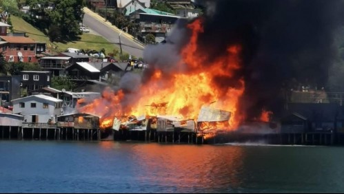Incendio en Chiloé deja seis palafitos completamente destruidos