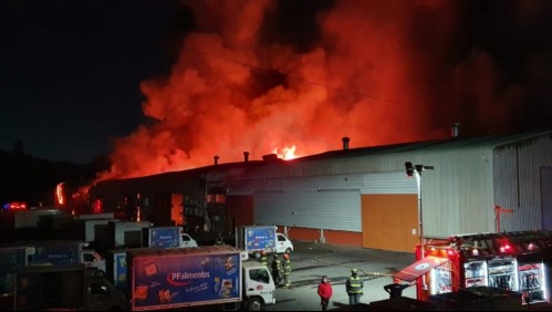 Incendio de grandes proporciones afectó a bodegas en la comuna de San Bernardo