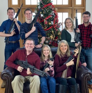 Congresista estadounidense y su familia posan con armas de fuego junto al árbol de Navidad: Reciben lluvia de críticas Congresista estadounidense y su familia posan con armas de fuego junto al árbol de Navidad: Reciben lluvia de críticas