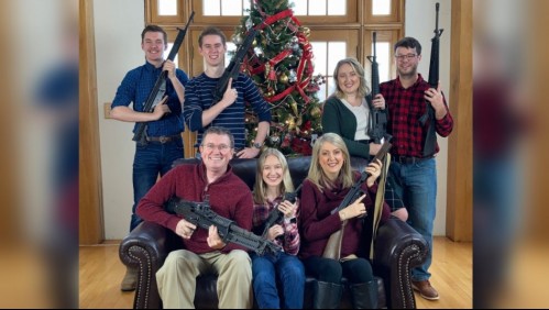 Congresista estadounidense y su familia posan con armas de fuego junto al árbol de Navidad: Reciben lluvia de críticas