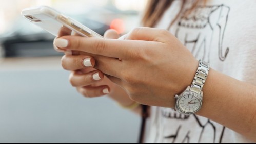 Menor de 13 años muere electrocutada tras caída de su celular a la tina de baño: su amiga está grave