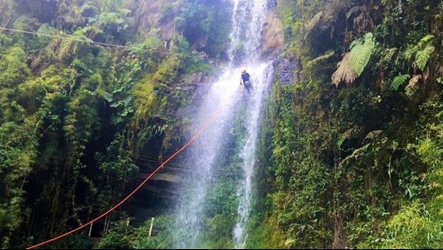 Turista muere tras estrellarse contra la base de metal de una tirolesa en una cascada de 400 metros