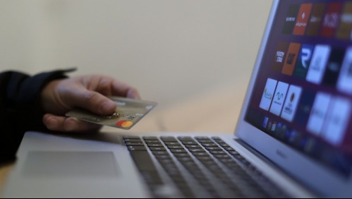 Realizan millonaria compra de pasajes de avión con tarjetas del familiar fallecido y ahora se niegan a devolver dinero