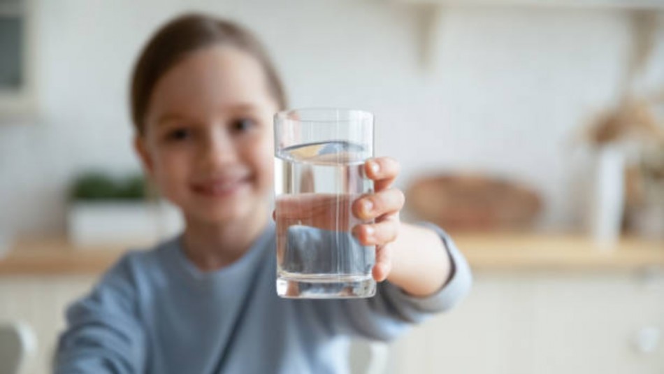 nina-vaso-con-agua Deshidratación niños