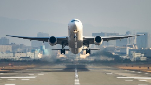 Hombre salta de avión en movimiento porque pensó que alguien lo quería matar