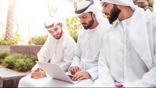 Emiratos Árabes Unidos cambia su fin de semana y reduce jornada laboral a 4,5 días