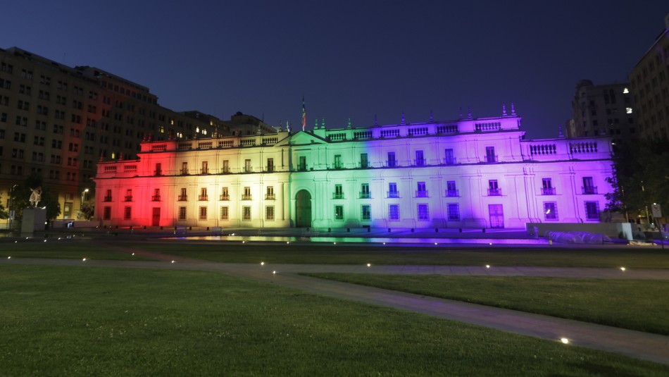 La Moneda se ilumina con colores de la bandera LGBT tras aprobación del matrimonio igualitario La Moneda se ilumina con colores de la bandera LGBT tras aprobación del matrimonio igualitario