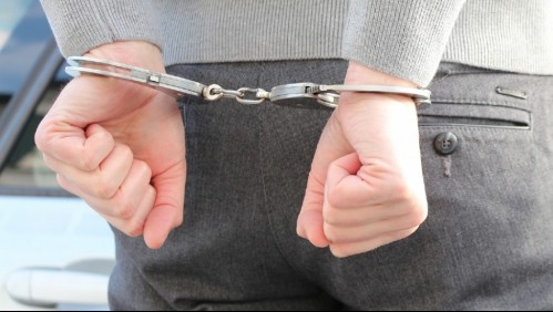 Hombre asesina a su madre con una botella porque se negó a darle dinero y los vecinos ayudan a capturarlo