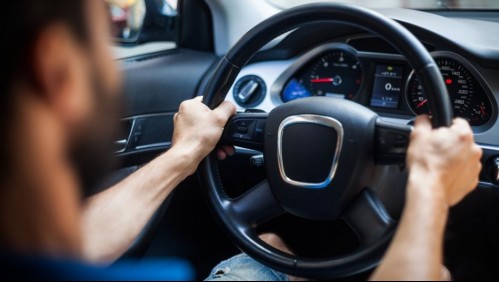 'La llenaría de besos y embelesos': Taxista es grabado mientras acosaba a una pasajera durante el viaje