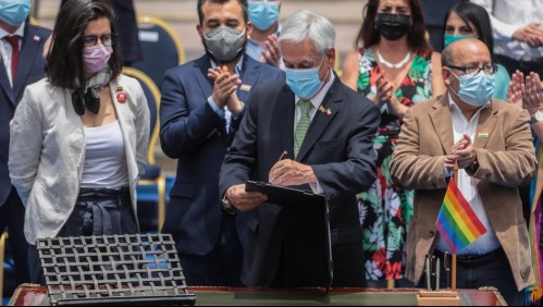 Piñera promulga ley de matrimonio igualitario: 'Llegó el tiempo de consagrar la libertad de amar y formar familia'