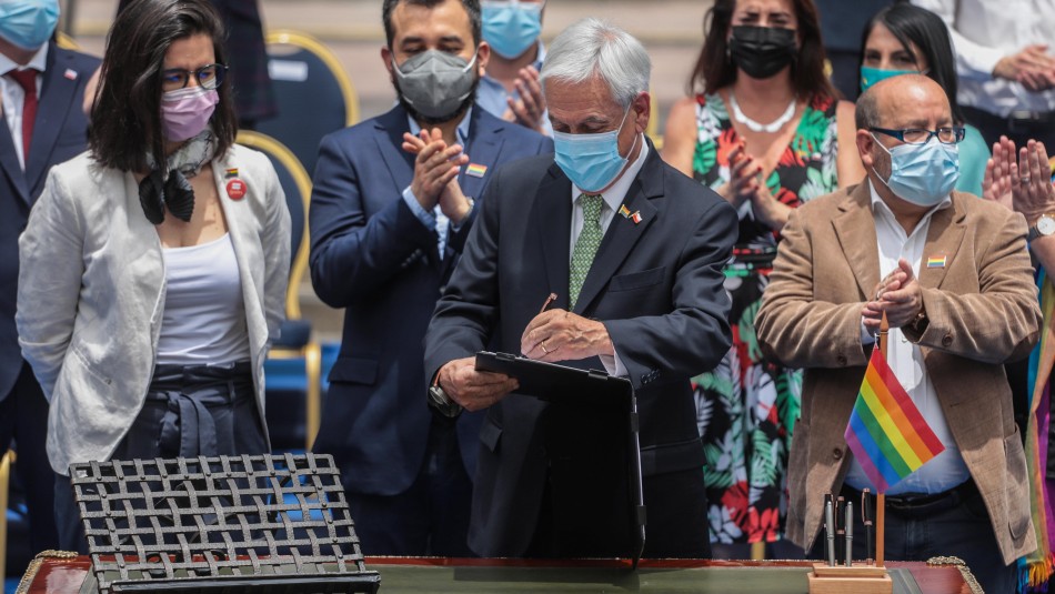 Piñera promulga ley de matrimonio igualitario: 