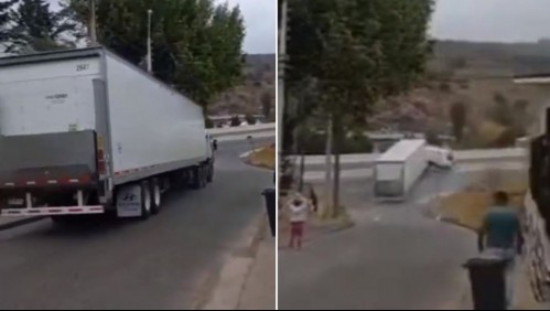 Conductor se baja de camión, el vehículo pierde el control e impacta a otro automóvil